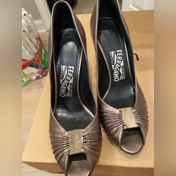 Salvatore Ferragamo Fiberia Peep toe metallic pumps. 37. new - Picture 7 of 8